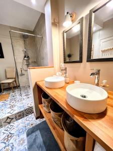 南特Appartement de Charme de 75m², Lumineux et Calme的一间带水槽和淋浴的浴室