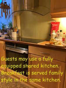 Evanger龙加胡谢特住宿加早餐旅馆的厨房配有水槽和带台面的台面