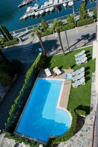 波尔莱扎欧洲酒店的享有带躺椅的游泳池和度假村的顶部景致