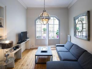 波尔多切维鲁博尔德公寓的客厅配有蓝色的沙发和桌子