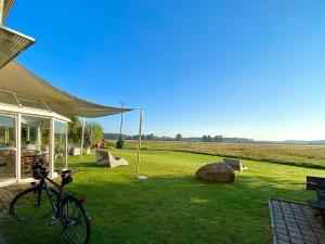 瓦伦慕里兹国家公园酒店的停在帐篷旁边的草地上的自行车