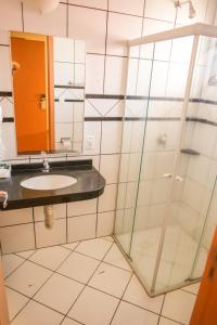 乌鲁瓜亚纳Hotel Monte Carlo的一间带水槽和镜子的浴室