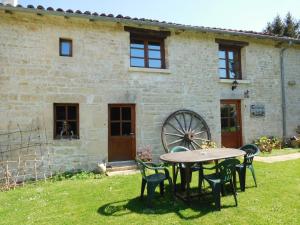 LimalongesChatenet self catering stone House for 2 South West France的大楼前的桌椅