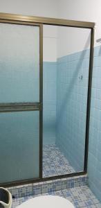南圣胡安Tapihouse San Juan Del Sur的浴室设有蓝色瓷砖玻璃淋浴间