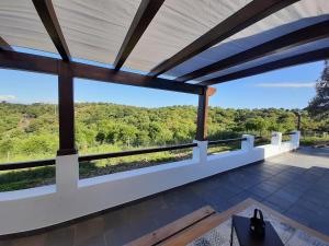 圣地亚哥-杜卡森Herdade de Vale Maceiras的房屋的阳台享有风景。