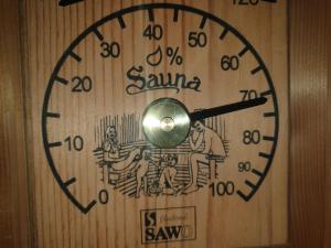 Balatonhenye赫尼度假屋的木门上的时钟,上面有照片