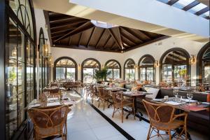 普拉亚布兰卡Hotel LIVVO Volcán Lanzarote的餐厅设有桌椅和窗户。