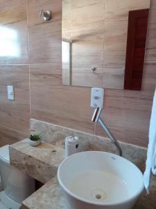 圣米格尔-杜戈斯托苏Pousada Nobre的浴室配有白色水槽和卫生间。