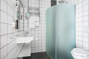 巴斯塔德Hotell och Restaurang Hovs Hallar的一间带水槽和卫生间的浴室