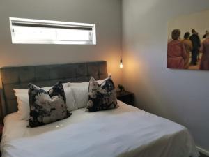 斯泰伦博斯Oak Village的一间卧室配有带白色床单和枕头的床。