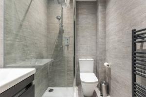 爱丁堡Stunning 3 Bedroom Flat in Bruntsfield的带淋浴、卫生间和盥洗盆的浴室