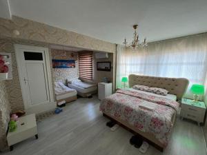 SeyhanSAYDAM OTEL的一间卧室设有一张床和一间客厅。