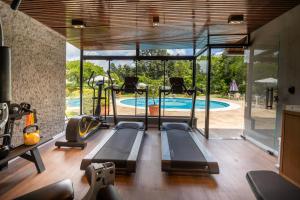 格拉玛多里塔霍普纳酒店的室内健身房设有游泳池和玻璃墙