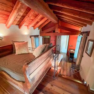 巴尔德艾德加拉思酒店的一间带一张床的卧室,位于带木制天花板的房间内
