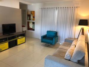 波梅罗迪Apto no centro da cidade mais alemã do Brasil的带沙发和蓝椅的客厅