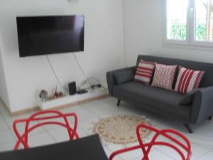 Quartier Morne la ValeurPETIT PARADIS的带沙发和平面电视的客厅