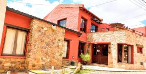 乌玛瓦卡乌玛瓦卡穆内酒店的一座红砖房子,有石头建筑