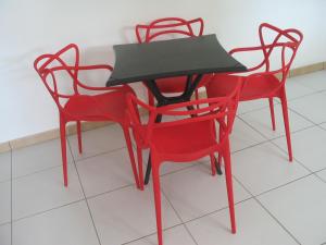 Quartier Morne la ValeurPETIT PARADIS的一张桌子和四把红色椅子