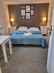 波兰尼卡-兹德鲁伊Willa Azalia的一间卧室配有一张带蓝色床单和枕头的床。