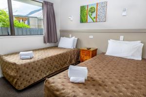 弗朗兹约瑟夫特拉斯酒店的酒店客房设有两张床和窗户。