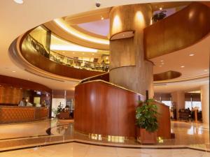 台北兄弟大饭店的大厅,大楼内有一个螺旋楼梯