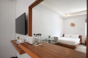 梭桃邑AKARD Private Villas Sattahip的客房设有一张床和一张带镜子的桌子