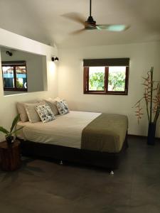 DiwanForest views的一间卧室配有一张床和吊扇