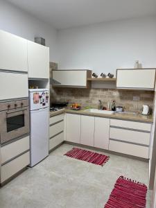 迈季代勒舍姆斯בחיק החרמון的厨房配有白色橱柜和白色冰箱。