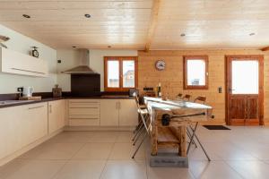 Les Villards-sur-ThônesLes Picaillons - Le Chalet的厨房设有木墙和木制天花板。
