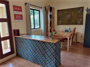卡拉图Tanzanice Farm Lodge的一个带柜台和桌子的厨房