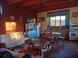 莱迪史密斯Wolverfontein Karoo Cottages的客厅配有沙发和桌子