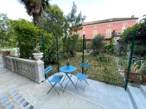 科斯蒂廖莱达斯蒂Sotto la torre的庭院设有三把椅子、一张桌子和围栏