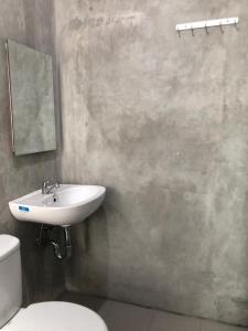 雅加达Cozy Puri的一间带水槽、卫生间和镜子的浴室