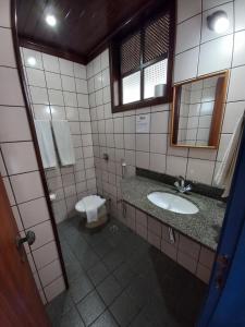 穆库热Pousada Mucugê的一间带水槽和卫生间的浴室