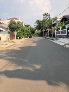 雅加达Cozy Puri的棕榈树住宅区一条空的街道