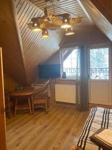 亚列姆切Писанка Плюс的客房设有带桌子和窗户的天花板。