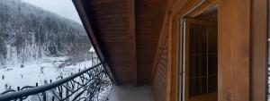 亚列姆切Писанка Плюс的阳台享有雪覆盖的森林美景。