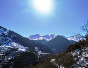 美特索文Baou House的享有山谷和雪覆盖的山脉的景色