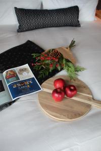 金伯利The Larix Hotel的一张带苹果的木板和床上的书