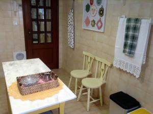 加亚新城myninho的厨房配有桌子、两把椅子和一条毛巾
