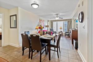 默特尔比奇Ocean View Bahama Sands Stunning Resort的用餐室以及带桌椅的起居室。