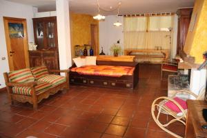MonteciccardoVilla Ca' dell'Olmo的客厅配有床和椅子