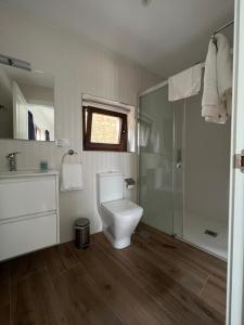 卢安科Finca El Palomar de Luanco的白色的浴室设有卫生间和淋浴。