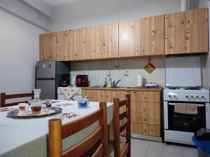 卡兰巴卡Aspa's house的厨房配有木制橱柜和一张桌子。