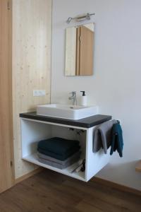 施科佩尔瑙Bergreich Appartement 4的浴室设有白色水槽和镜子