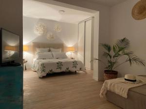 库姆布勒德尔索尔Precioso apartamento en una villa con piscina en Cumbre del Sol Moraira Benitachell的一间卧室配有一张床和一台电视。