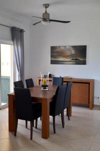 拉戈斯Fairviews Villa on Boavista Golf Resort的一间带木桌和椅子的用餐室