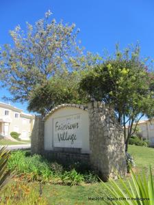 拉戈斯Fairviews Villa on Boavista Golf Resort的院子中喷泉村的标志