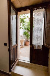 锡拉库扎Appartamenti Vittoria的通往种植植物的浴室的开放式门