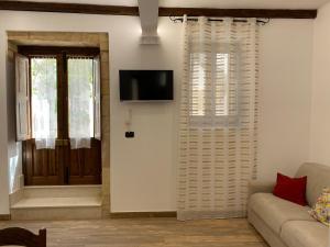 锡拉库扎Appartamenti Vittoria的带沙发和窗户的客厅